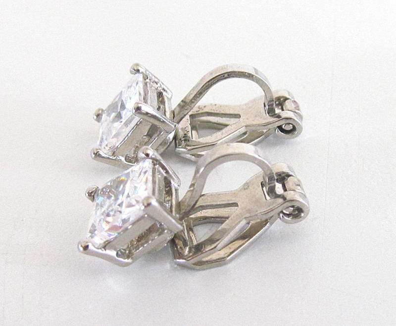 A SOLID SILVER PENDANT ON A SILVER SNAKE CHAIN PLUS SIMILAR PLATED EARRINGS