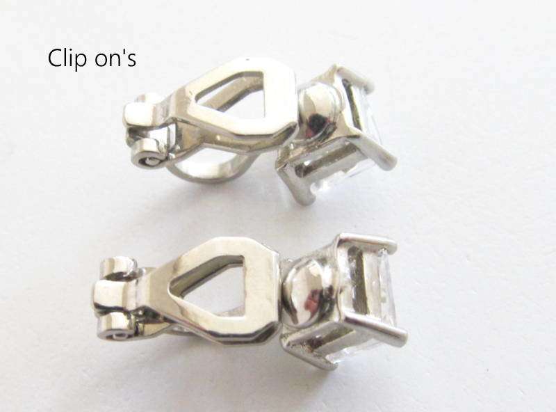 A SOLID SILVER PENDANT ON A SILVER SNAKE CHAIN PLUS SIMILAR PLATED EARRINGS