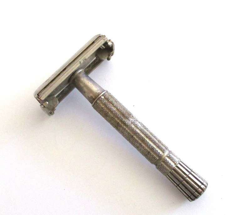 MEN'S COLLECTABLES--POCKET KNIFE,RAZOR,BLADES, LIGHTER / CLOCK AND BOXED CUFFLINKS-READ