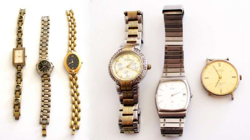 A LOT OF SIX WATCHES --FOSSIL,SEIKO,GUESS ETC.--SOLD AS NOT WORKING--ONE IS WORKING