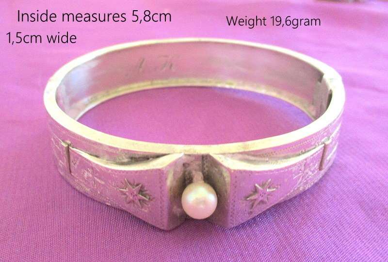 A VICTORIAN SILVER BANGLE WITH A PEARL  19,6 gram