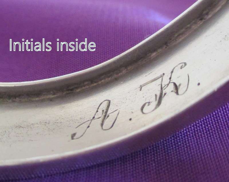 A VICTORIAN SILVER BANGLE WITH A PEARL  19,6 gram