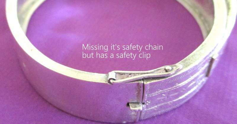 A VICTORIAN SILVER BANGLE WITH A PEARL  19,6 gram