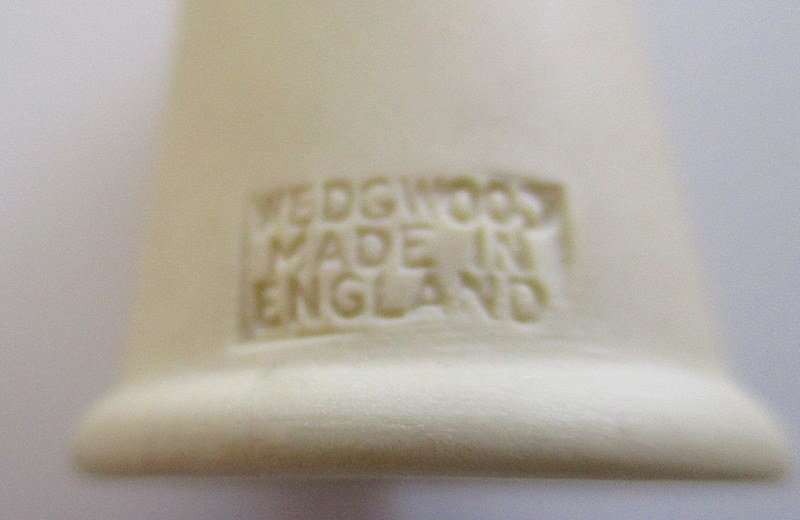 A CREAM AND WHITE WEDGWOOD THIMBLE