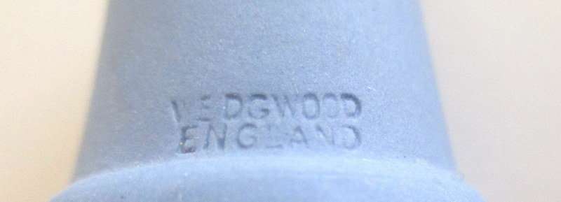 A BLUE AND WHITE WEDGWOOD THIMBLE