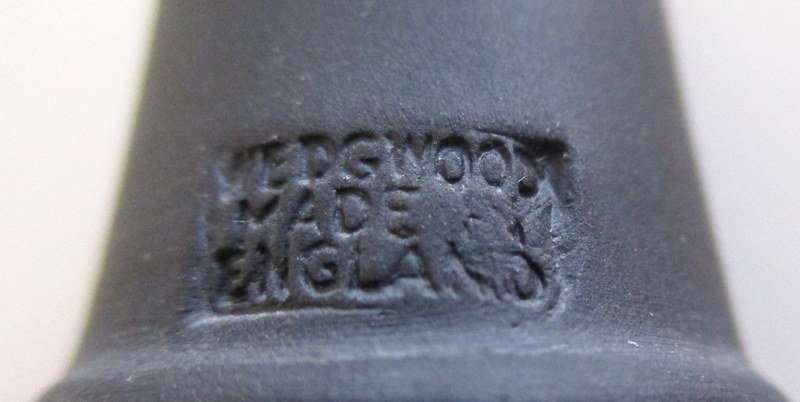 A BLACK AND WHITE WEDGWOOD THIMBLE