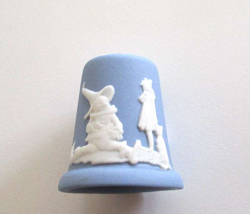 A BLUE AND WHITE WEDGWOOD THIMBLE