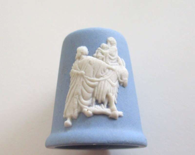 A BLUE AND WHITE WEDGWOOD THIMBLE
