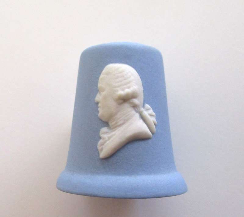 A BLUE AND WHITE WEDGWOOD THIMBLE