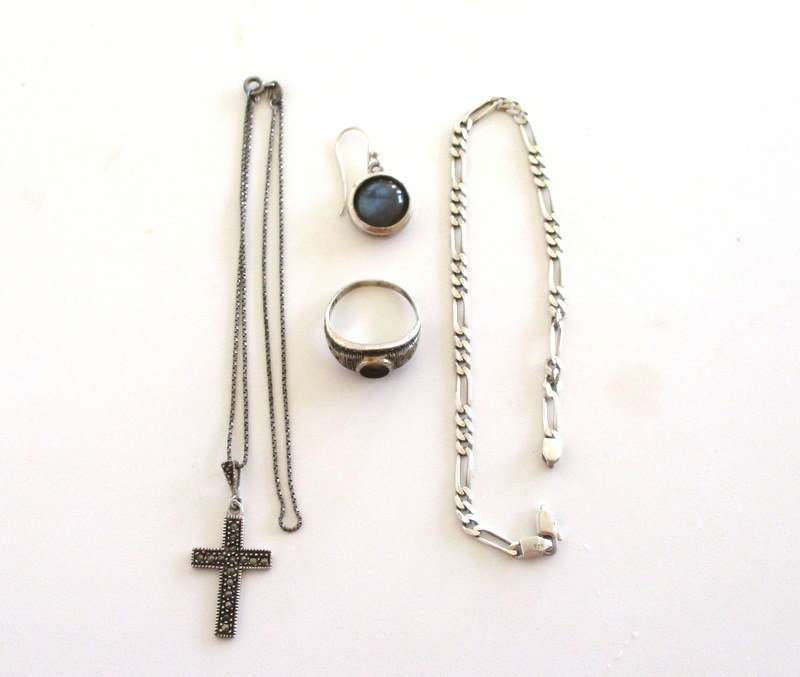 SOLID SILVER VINTAGE JEWELLERY STILL WEARABLE BUT NEEDS ATTENTION