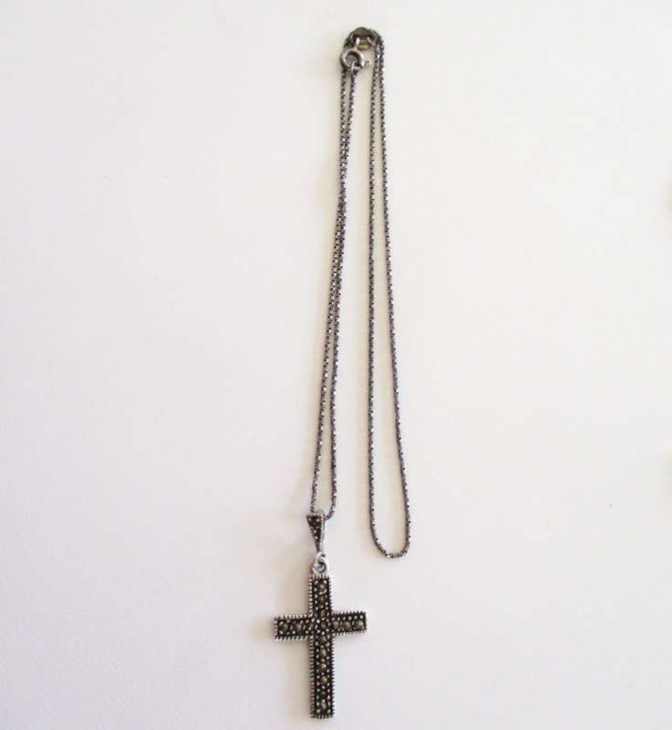 SOLID SILVER VINTAGE JEWELLERY STILL WEARABLE BUT NEEDS ATTENTION