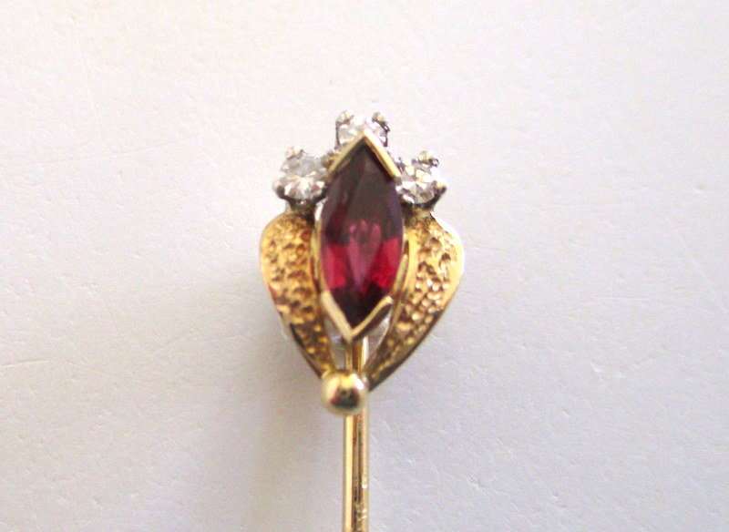 GOLD PLATED PIN BROOCH AND ROLLED GOLD EARRINGS WITH IMITATION PEARLS