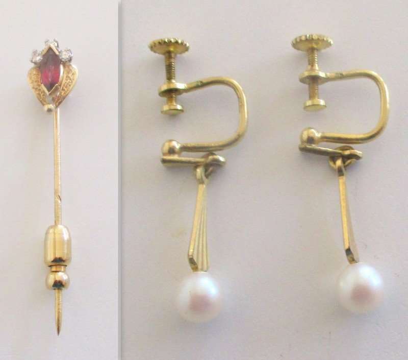 GOLD PLATED PIN BROOCH AND ROLLED GOLD EARRINGS WITH IMITATION PEARLS