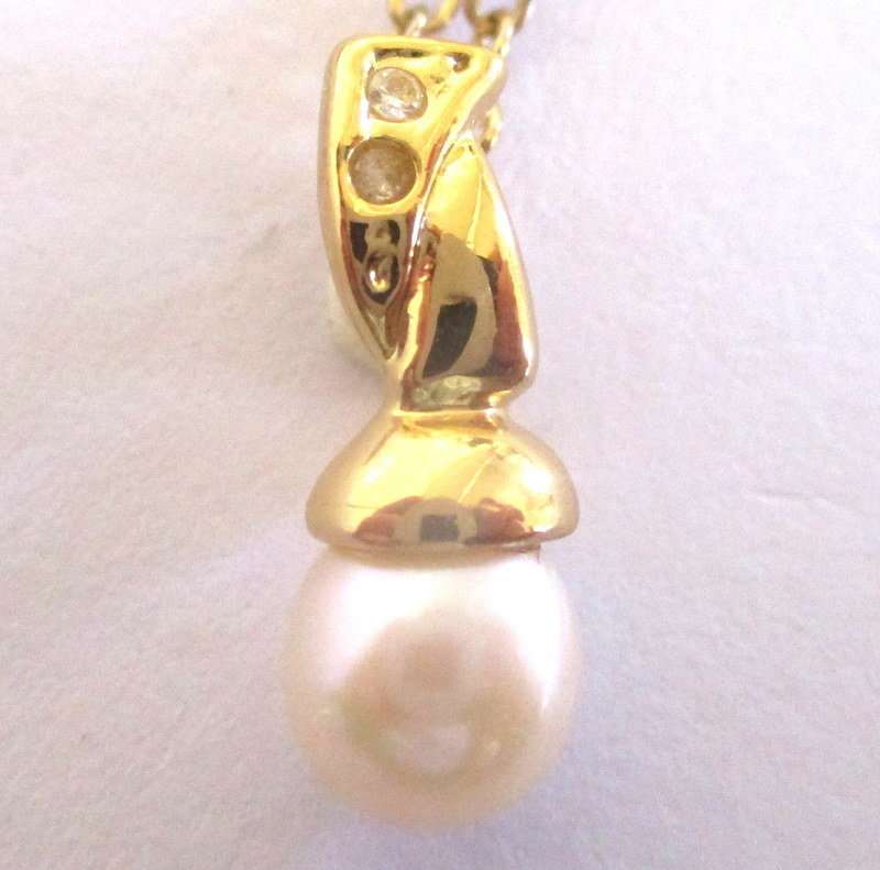 A GENUINE DIAMOND AND FRESHWATER PEARL PENDANT 18ct GOLD PLATE SETTING AND CHAIN-CERTIFIED