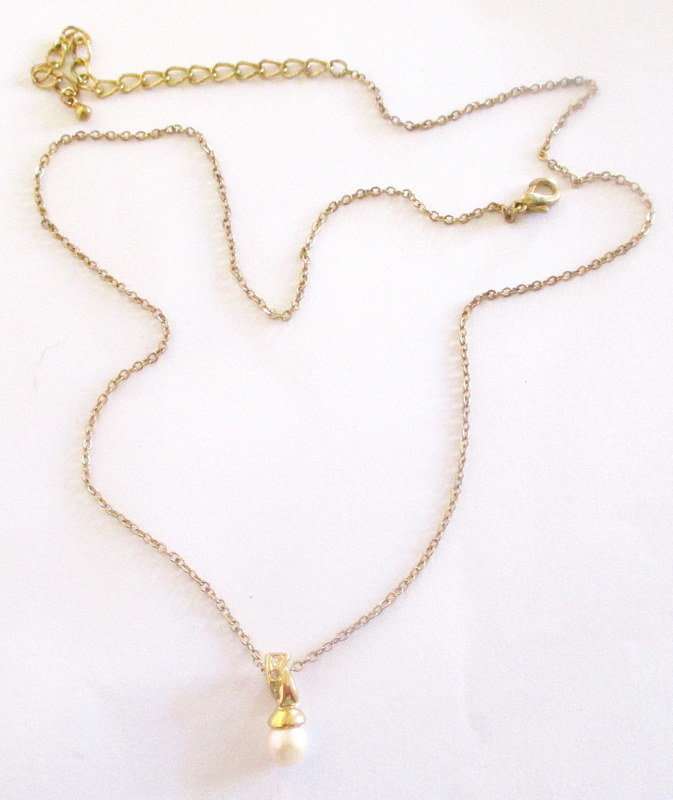 A GENUINE DIAMOND AND FRESHWATER PEARL PENDANT 18ct GOLD PLATE SETTING AND CHAIN-CERTIFIED