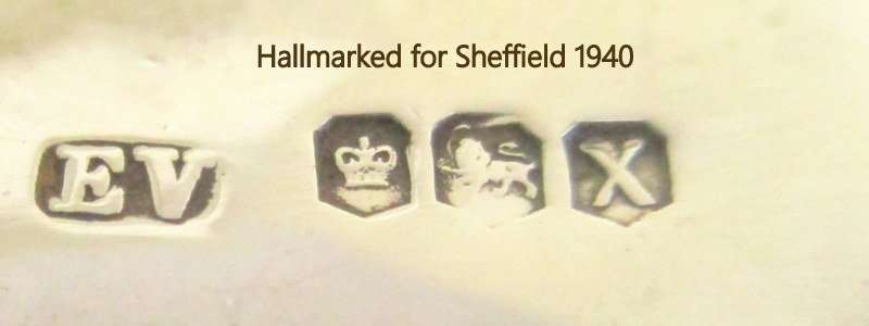 A HALLMARKED SILVER MUSTARD POT AND SPOON--116,4 GRAM INCLUDING GLASS LINER---PLEASE READ