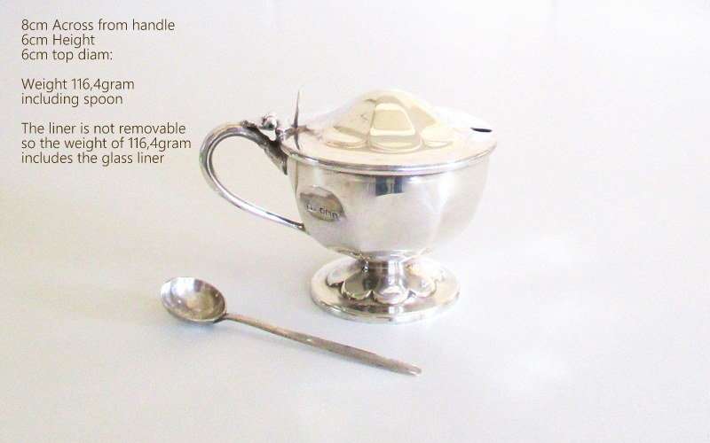 A HALLMARKED SILVER MUSTARD POT AND SPOON--116,4 GRAM INCLUDING GLASS LINER---PLEASE READ