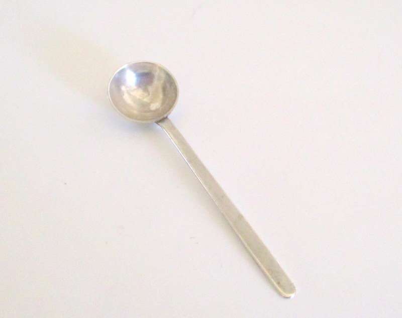 A HALLMARKED SILVER MUSTARD POT AND SPOON--116,4 GRAM INCLUDING GLASS LINER---PLEASE READ