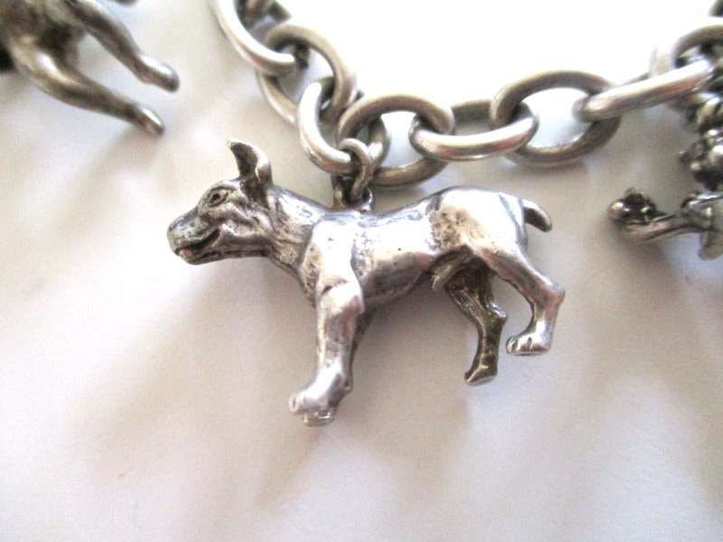 A HEAVY SOLID SILVER CHARM BRACELET WITH LARGE AND MEDIUM SIZE CHARMS--62,5 Gram