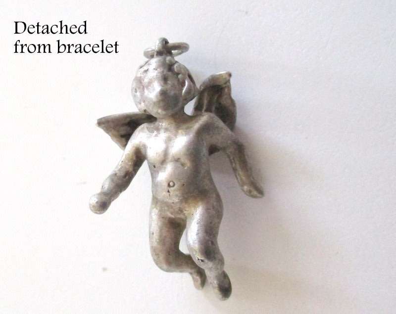 A HEAVY SOLID SILVER CHARM BRACELET WITH LARGE AND MEDIUM SIZE CHARMS--62,5 Gram