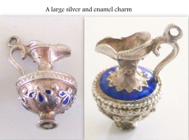 A LOT OF SOLID SILVER CHARMS---23,6 Gram