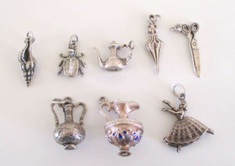 A LOT OF SOLID SILVER CHARMS---23,6 Gram
