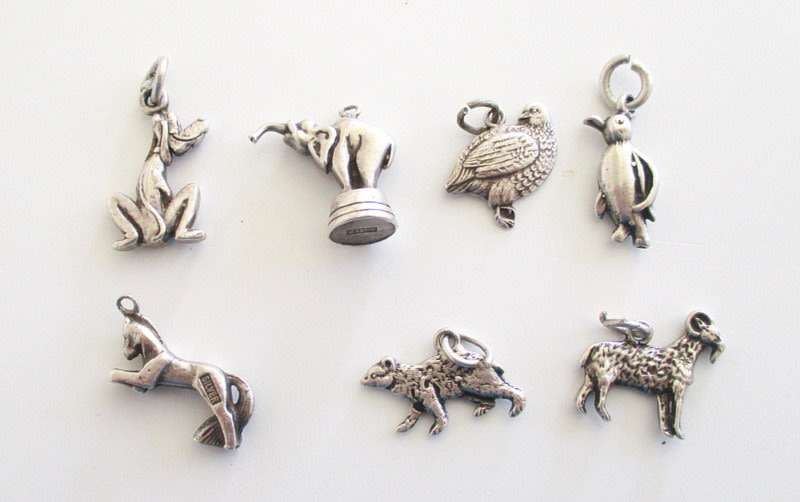 A LOT OF SOLID SILVER CHARMS--- 21,6 Gram