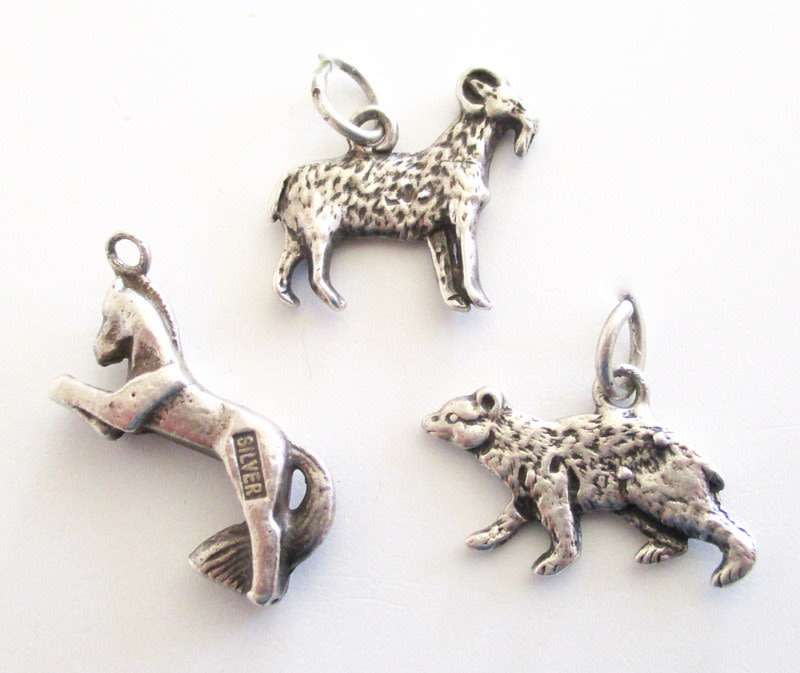 A LOT OF SOLID SILVER CHARMS--- 21,6 Gram