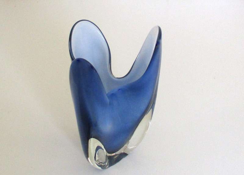 A  BLUE MURANO VASE-----Read
