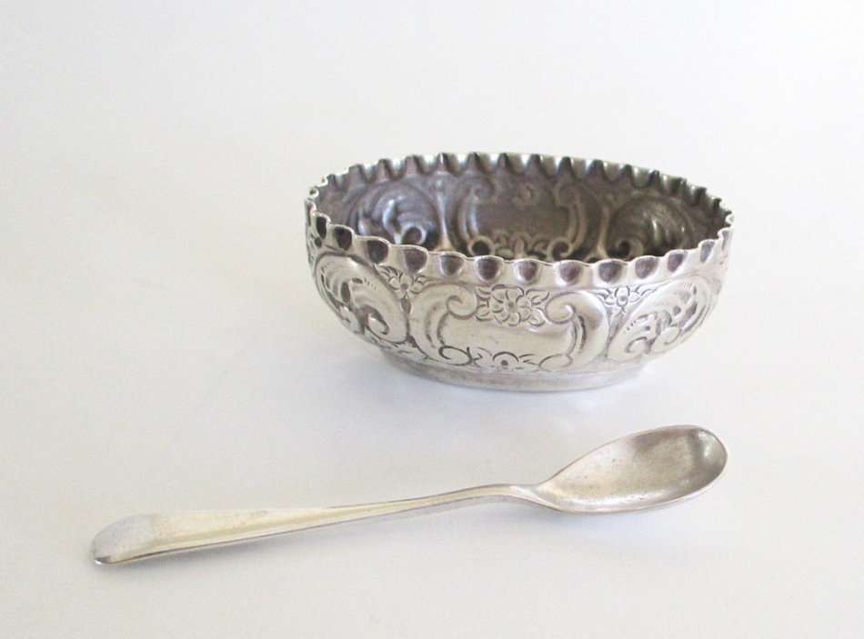A LATE VICTORIAN OPEN SALT AND MATCHING SALT SPOON--1897-1898