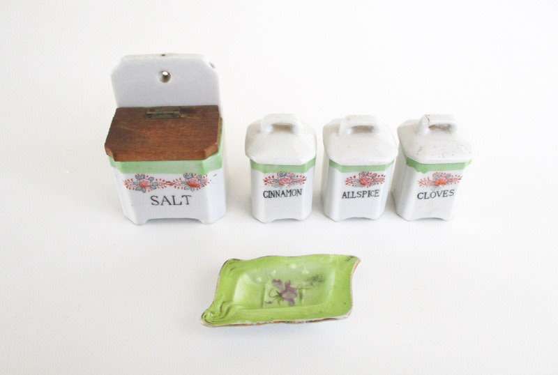 A CHILDS SPICE SET---READ