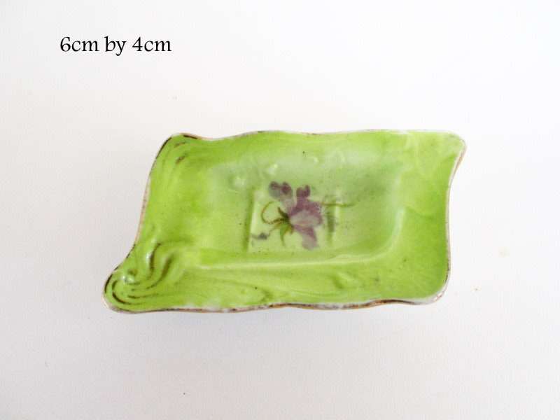 A CHILDS SPICE SET---READ