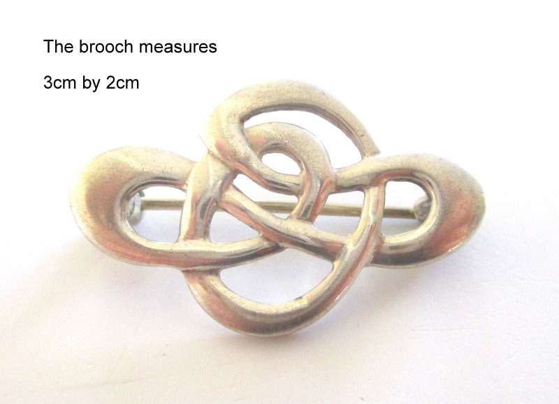 A SOLID PENDANT AND BROOCH