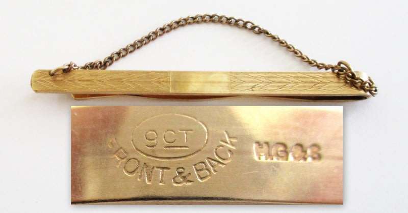 A 9ct GOLD ON STERLING SILVER TIE PIN AND OTHER CUFFLINKS AND PINS