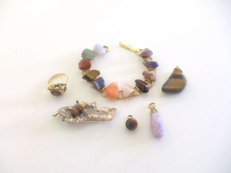 A LOT OF SEMI PRECIOUS STONE JEWELLERY