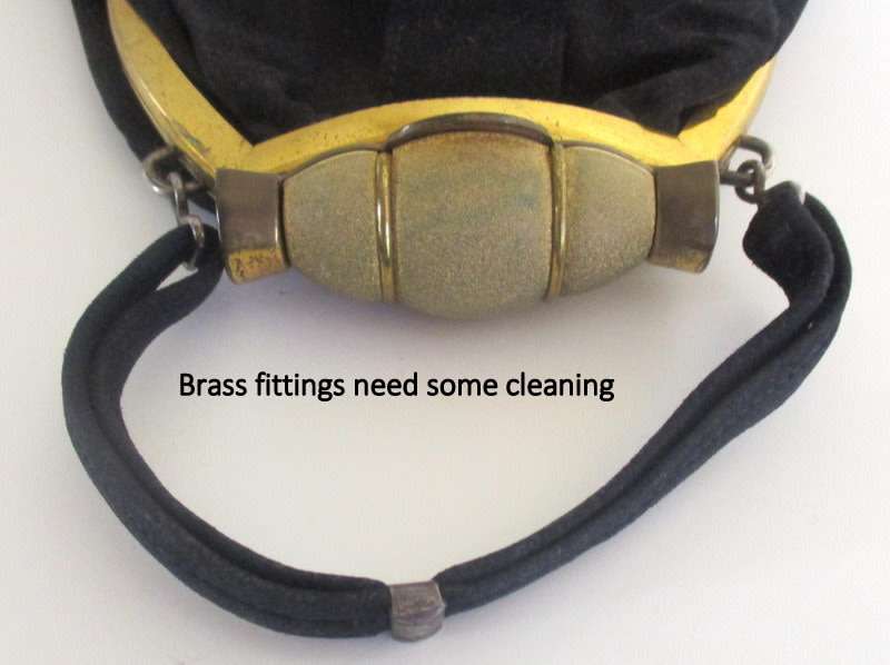 A VINTAGE MUSICAL POWDER COMPACT AND OTHER LADIES ITEMS