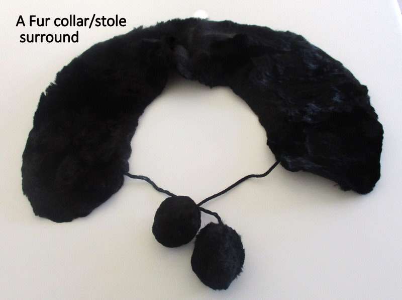 A VINTAGE MUSICAL POWDER COMPACT AND OTHER LADIES ITEMS