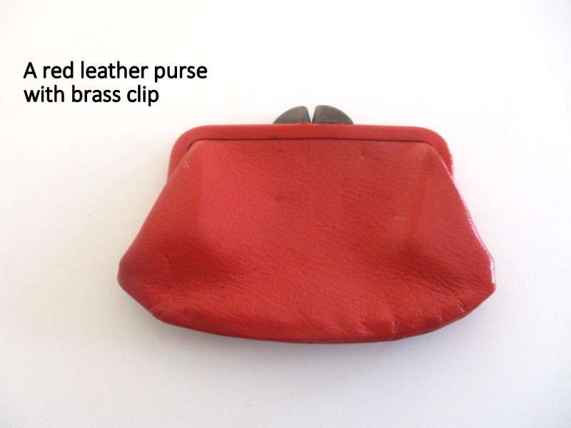 A VINTAGE MUSICAL POWDER COMPACT AND OTHER LADIES ITEMS