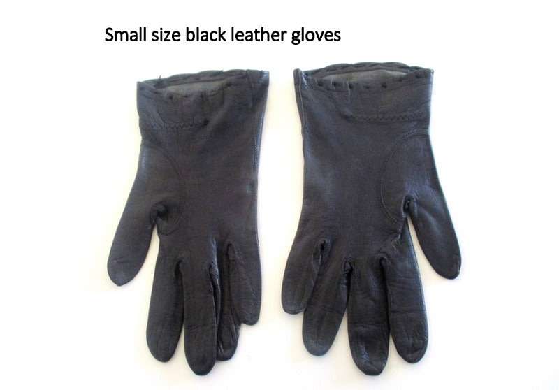 A VINTAGE MUSICAL POWDER COMPACT AND OTHER LADIES ITEMS