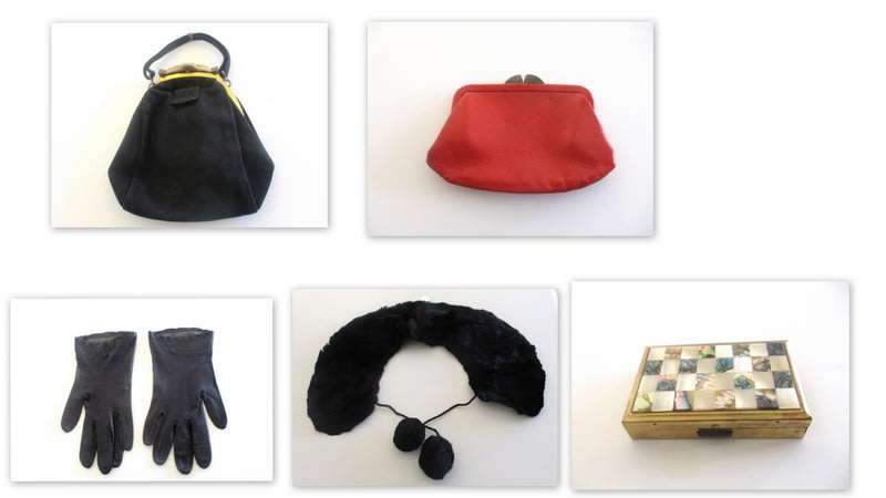 A VINTAGE MUSICAL POWDER COMPACT AND OTHER LADIES ITEMS