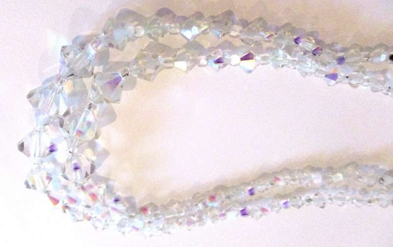 A DOUBLE STRING OF VINTAGE CRYSTAL BEADS