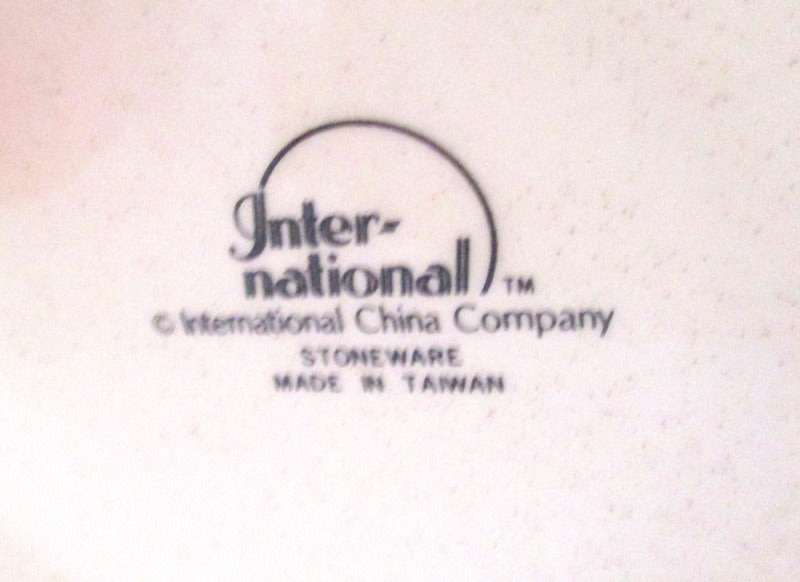 A DECORATVE TEAPOT--IN PERFECT CONDITION  (B)