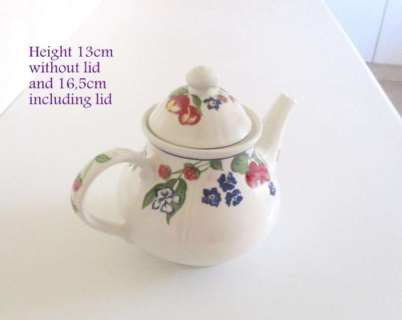 A DECORATVE TEAPOT--IN PERFECT CONDITION (A)