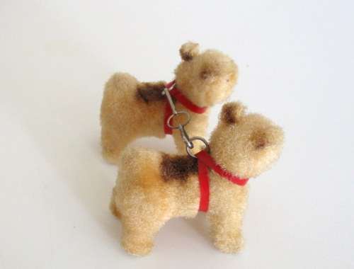 A PAIR OF VINTAGE TINPLATE AND MOHAIR DOGS