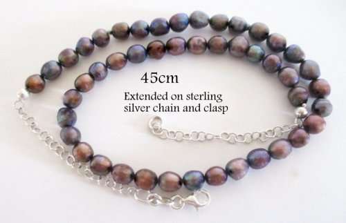 A BEAUTIFUL PEACOCK TONED FRESH WATER PEARL NECKLACE SET IN SILVER