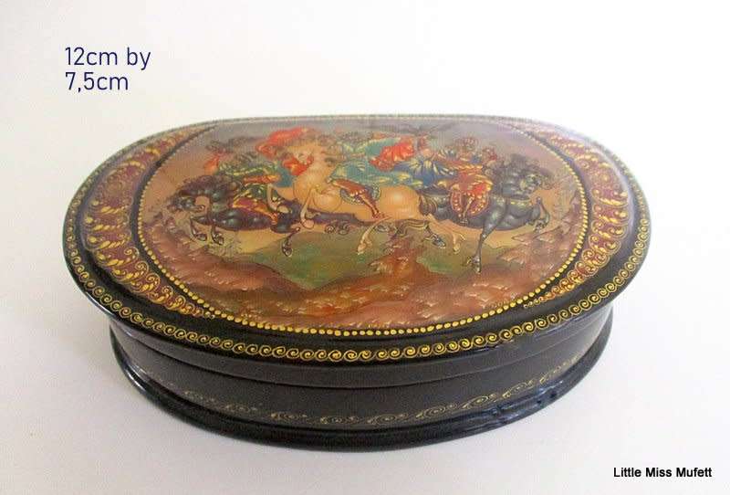 AN INTRICATE DETAILED HAND PAINTED RUSSIAN TRINKET BOX----SIGNED