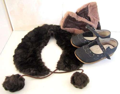 A VINTAGE PAIR OF JACK AND JILL LEATHER SHOES LEATHER MITTENS AND IMITATION FUR COLLAR