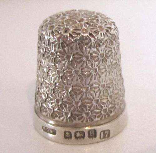 A HALLMARKED SILVER THIMBLE