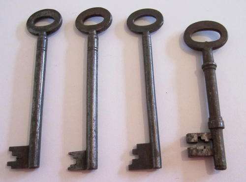 4 OLD VINTAGE KEYS---BUY NOW