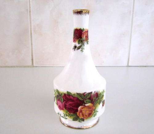 A SMALL ROYAL ALBERT "COUNTRY ROSES" VASE